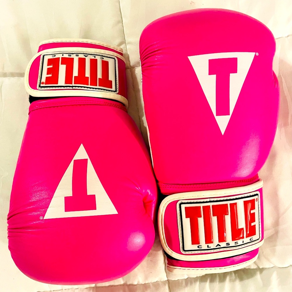 Mint Like New Pink Title Classic 12oz Gloves